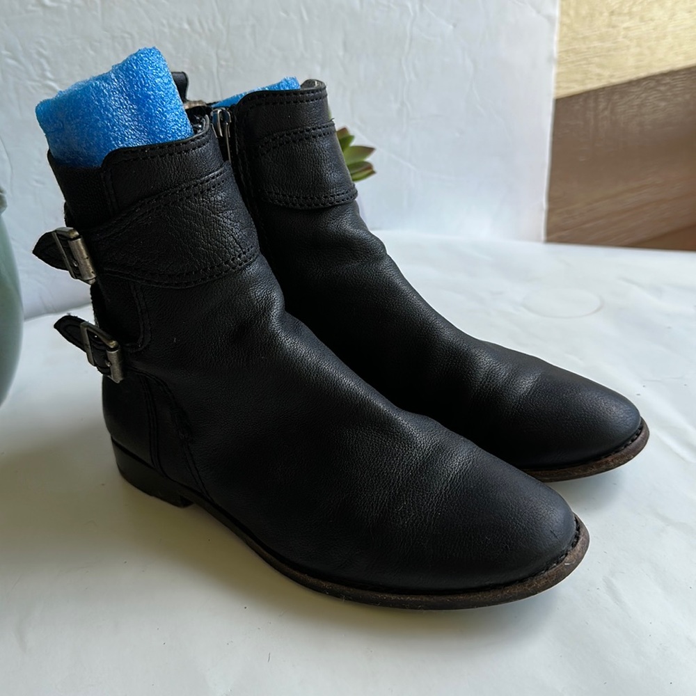FRYE Anna Gore Short Buffalo Leather Ankle Boot In Black-Sz 6